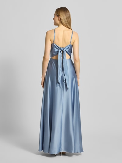 Frauenmodel trägt Abendkleid mit Spaghettiträger und tiefem Rückenausschnitt von Laona aus Satin in Blau, taillierter Schnitt, Maxikleid, Wasserfall-Ausschnitt, rückseitiger Reißverschluss, Rückenlänge bei Größe 36: 159 cm, Brustweite bei Größe 36: 31 cm; Ganzkörperansicht Rückansicht.