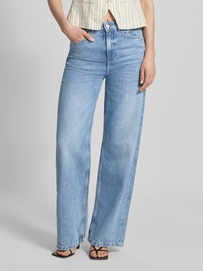 Vrouwenmodel draagt Wide Leg Jeans uit puur katoen model 'C_MARLENE' van BOSS Orange, denimlook, wide leg pasvorm, high waist, labelpatch, riemlussen, knoop- en ritssluiting, 5-pocketmodel, puur katoen, close-up voorkant bovenlichaam