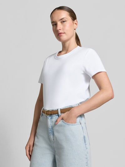 Frauenmodel trägt T-Shirt mit Rundhalsausschnitt Modell 'Keiki' von someday aus reiner Baumwolle, Regular Fit, Nahaufnahme Oberkörper.