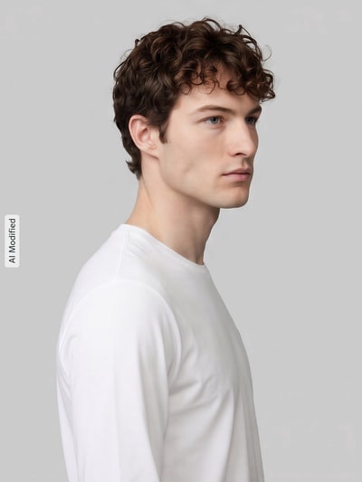 Männermodel trägt weißes Regular Fit Langarmshirt aus reiner Baumwolle Modell 'PIMA' von Polo Ralph Lauren, Nahaufnahme Oberkörper, KI-modifiziertes Bild.