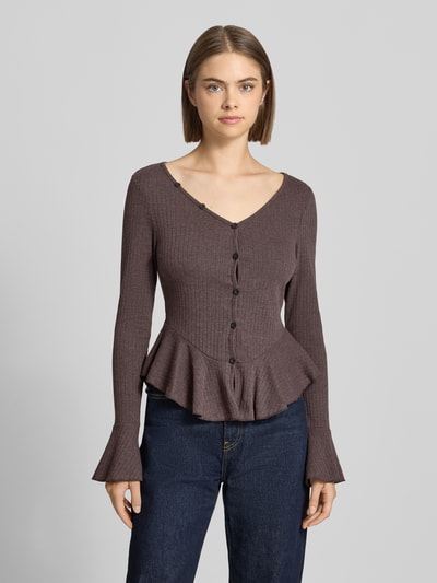 Frauenmodel trägt Slim Fit Longsleeve mit Baumwoll-Anteil Modell 'COQUETTE' von DAISY STREET in Braun, gerippte Textur, V-Ausschnitt, Langarm, Ganzkörperansicht von vorne. Rückenlänge bei Größe S 55 cm, elastischer Material-Mix.