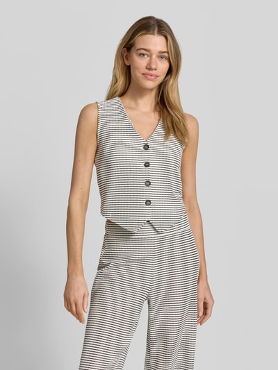 Frauenmodel trägt Slim Fit Weste aus Baumwoll-Mix von Tom Tailor Denim in Two-Tone-Optik mit gestreiftem Muster, Strick, Nahaufnahme Oberkörper.