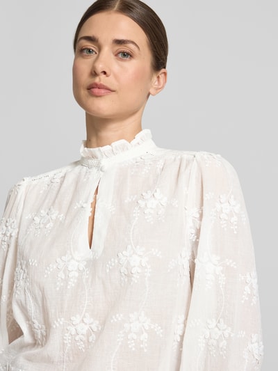 Kobiece modelka nosi Regular Fit Bluse mit Schlüsselloch-Ausschnitt od Oui, biała bawełna, haft, stójka, detal wierzchni, krój regular fit, zbliżenie na górną część ciała.