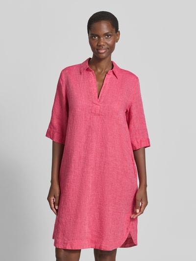 Frauenmodel trägt knielanges Leinenkleid Modell 'DERRY' von 0039 Italy in Rot, gerader Schnitt, Hemdblusenkragen, V-Ausschnitt, Ganzkörperansicht von vorne.
