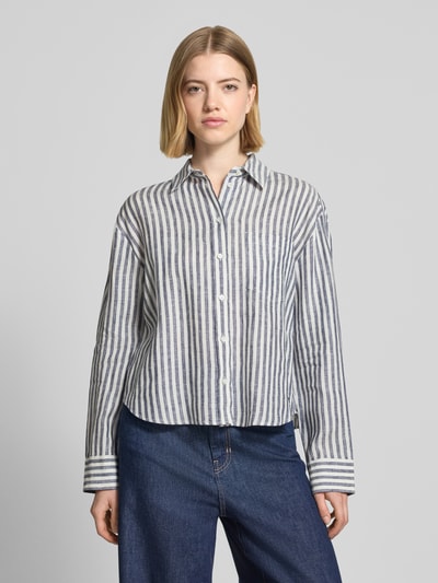 Frauenmodel trägt Boxy Fit Leinenbluse mit Allover-Muster Modell 'ALBATRO' von Weekend Max Mara, gestreift, reines Leinen, Ganzkörperansicht von vorne.