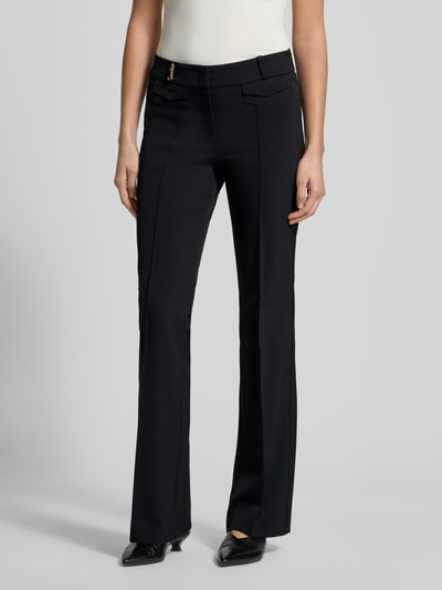 Frauenmodel trägt schwarze Bootcut Stoffhose mit Seitentaschen von Cambio, elastischer Material-Mix, Nahaufnahme Oberkörper.