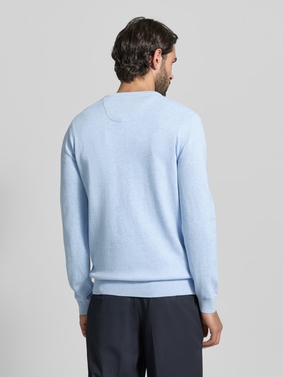 Mężczyzna nosi Regular Fit Pullover aus reiner Baumwolle von s.Oliver RED LABEL, błękitny, drobny splot, krój regular fit, widok całej sylwetki z tyłu.