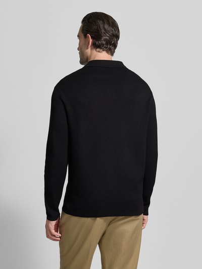 Männermodel trägt unifarbenen schwarzen Relaxed Fit Pullover aus Viskose-Mix Modell 'TELLER' von SELECTED HOMME, Ganzkörperansicht Rückansicht