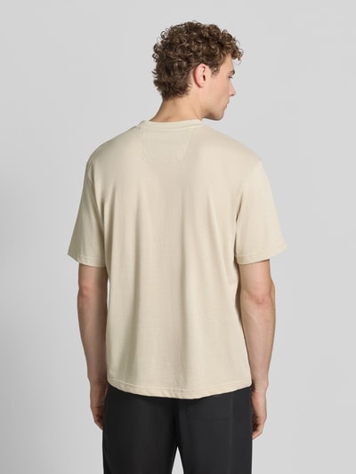 Męski model nosi Relaxed Fit T-Shirt aus reiner Baumwolle Modell 'TEE 10' von BOSS Green w jasnobeżowym kolorze, gładka faktura, całkowita tylna perspektywa