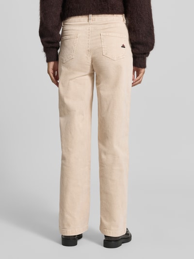 Männermodel trägt spodnie sztruksowe 'Straight Fit Cordhose mit breitem Saumabschluss' von BUENA VISTA, jednokolorowy, krój straight fit, wysoki stan, zapięcie na guzik i ukryty zamek błyskawiczny, 5 kieszeni, wykończenie materiału: sztruks, widok całej sylwetki od tyłu.