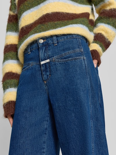 Frauenmodel trägt Barrel Fit Jeans mit Label-Detail Modell 'TORI-X' von Closed aus reiner Baumwolle, Nahaufnahme Oberkörper.