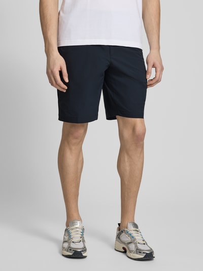 Männermodel trägt Regular Fit Shorts mit elastischem Bund Modell 'S_SPEEDFLEX' von BOSS Green, unifarben, Nahaufnahme Oberschenkel.
