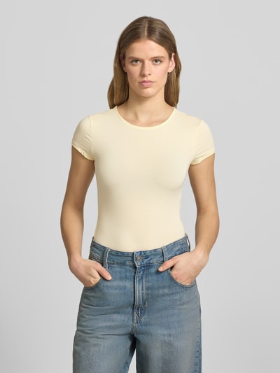 Frauenmodel trägt Slim Fit T-Shirt aus Modal-Mix von Gina Tricot, Damen T-Shirt, Elastischer-Modal-Mix, Rundhalsausschnitt, Kurzärmelig, Rückenlänge bei Größe S 54 cm, Ganzkörperansicht von vorne