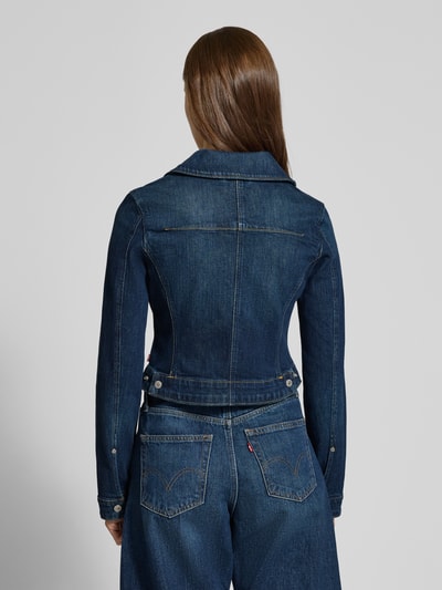 Frauenmodel trägt Jeansjacke mit Reißverschluss und Label-Detail von Levi's®, dunkelblau, Umlegekragen, krój slim fit, Ganzkörperansicht Rückansicht, bawełna z domieszką elastanu, długość pleców w rozmiarze S: 43 cm, szerokość ramion w rozmiarze S: 38 cm, szerokość klatki piersiowej w rozmiarze S: 45 cm, długość rękawa w rozmiarze S: 64 cm.