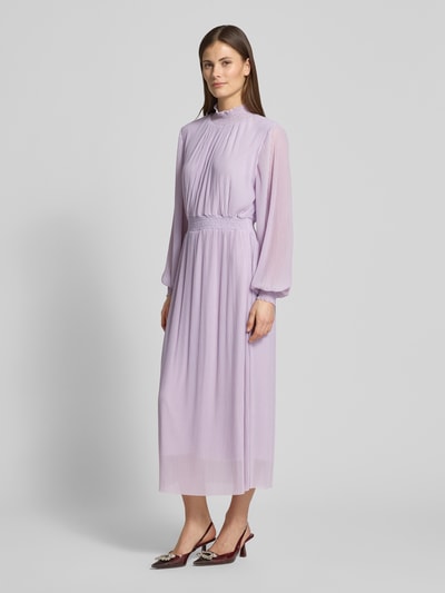 Modelka nosi Regular Fit Sukienka midi w plisowanym stylu model 'Kate' od Guido Maria Kretschmer, liliowy, stójka, długi rękaw, halka, zdjęcie całej sylwetki z przodu.