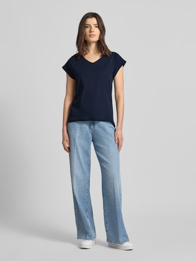 Kobiece model nosi damski t-shirt z dekoltem w serek od Christian Berg Woman, bawełna, krój regular fit, zrolowany brzeg, długość tyłu 59 cm, widok całej sylwetki z przodu.