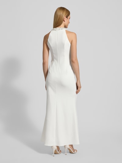 Vrouwenmodel draagt Avondjurk met Neckholder van Adrianna Papell in wit, materiaalmix met stretch, getailleerd model, naadritssluiting, ruglengte 150 cm bij maat 36, borstwijdte 46 cm, onderjurk ondoorschijnend. Ganzkörperansicht Rückansicht.