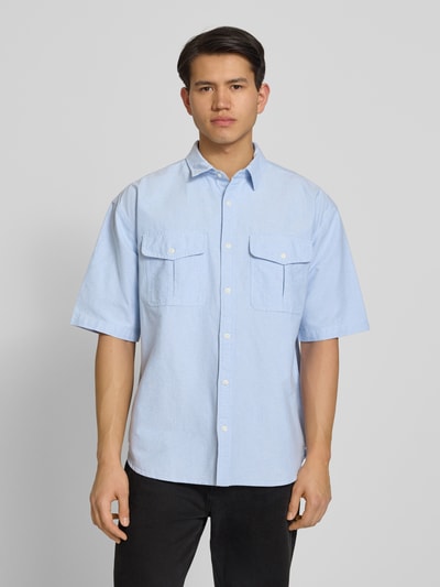 Männermodel trägt Loose Fit Freizeithemd aus reiner Baumwolle Modell 'PACIFICA' von Levi's®, Optik: Unifarben, Ganzkörperansicht von vorne.