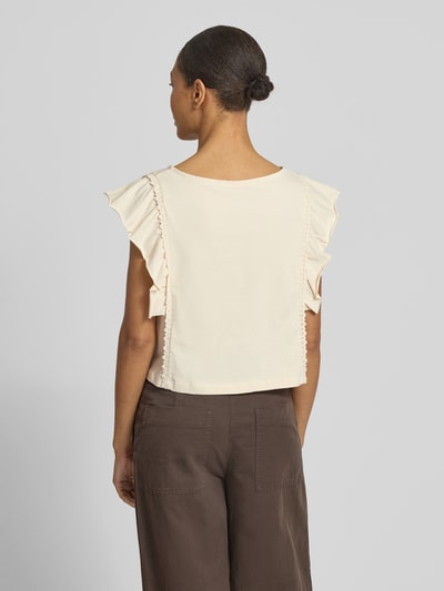 Frauenmodel trägt Damen T-Shirt mit Schmetterlingsärmel Modell 'MIRIEL' von Drykorn aus Reine Baumwolle, Häkelspitze, Loose-Fit, Rückenlänge bei Größe S 45 cm, U-Boot-Ausschnitt, Farbe Creme, Struktur glatt, Ganzkörperansicht Rückansicht.