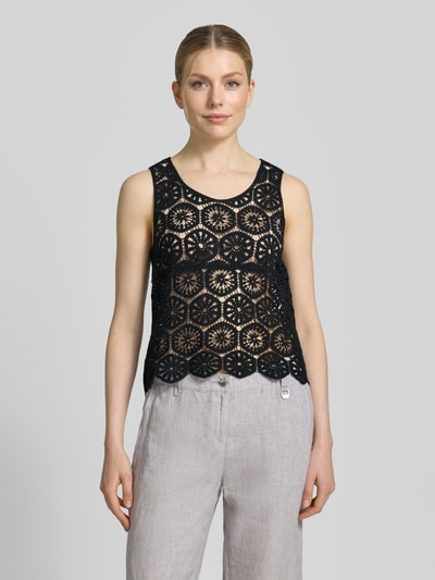 Frauenmodel trägt Regular Fit Blusentop aus Baumwoll-Mix Modell 'ELSA' von Vero Moda, efekt: jednolity kolor, krój regular fit, długość: krój krótki, detale: koronka szydełkowa, dekolt w łódkę, krój bez rękawów, materiał: mieszanka bawełny, Ganzkörperansicht von vorne.