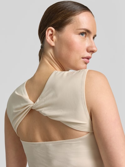 Frauenmodel trägt Regular Fit Trägertop aus Viskose-Mix Modell 'BELLICO' von MAX&Co., Optik: Unifarben, Nahaufnahme Rückansicht.