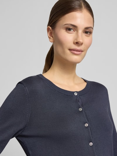 Frauenmodel trägt Regular Fit Cardigan aus Viskose-Mix von Christian Berg Woman, Dunkelblau, Rundhalsausschnitt, Knopfleiste, Nahaufnahme Oberkörper.