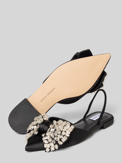 Produktfoto, czarne Slipper mit Ziersteinbesatz Modell 'Sloane' von Steve Madden, otwarte pięty, spiczaste, gładka podeszwa, ozdobna kokarda, wysokość obcasa 2 cm, elegancka tekstura.