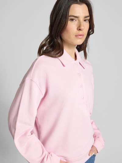 Vrouwenmodel draagt Relaxed Fit Sweatshirt met Polokraag van Jake*s Casual in lichtroze Katoenmix, elastische boorden, Nahaufnahme Oberkörper.