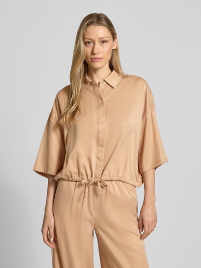 Kobiece model prezentuje Relaxed Fit Bluse aus Modal-Mix Modell 'Lainay' od Drykorn w kolorze beżowym, półrękaw, tunel w dole, kołnierzyk koszulowy, długość tyłu 55 cm, długość rękawa 27 cm, Ganzkörperansicht z przodu.