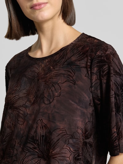 Frauenmodel trägt Blusenshirt im Allover-Look Modell 'SESSOLANA' von FREE/QUENT, Rundhalsausschnitt, Material-Mix, Nahaufnahme Oberkörper.
