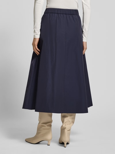 Vrouwenmodel draagt Midirock mit elastischem Bund van Christian Berg Woman Selection in donkerblauw, A-lijn met plooien, mix van katoen, volledige rugaanzicht.