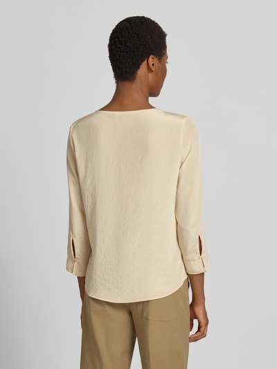 Frauenmodel trägt Regular Fit Bluse mit 3/4-Arm von Luisa Cerano in Beige, glatte Struktur, Längsnaht und Rundhalsausschnitt, Ganzkörperansicht Rückansicht.