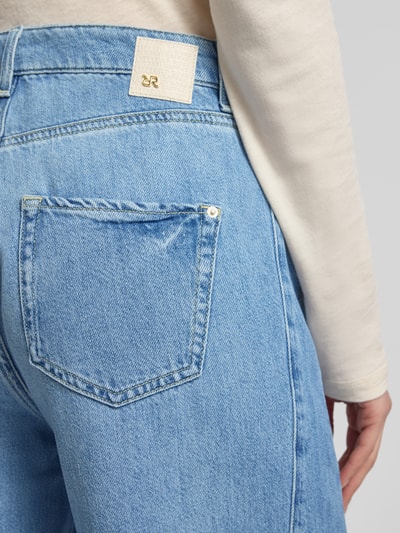 Vrouwenmodel draagt Wide Leg Jeans met franjes model 'SENA' van Raffaello Rossi, katoen-lyocellmix, detailopname rug.