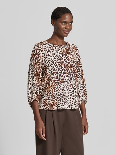 Vrouwenmodel draagt Relaxed Fit blouse met lange mouwen uit pure viscose van s.Oliver RED LABEL met luipaardprint, kleur bruin-beige, driekwartmouwen, voorkant, close-up bovenlichaam.