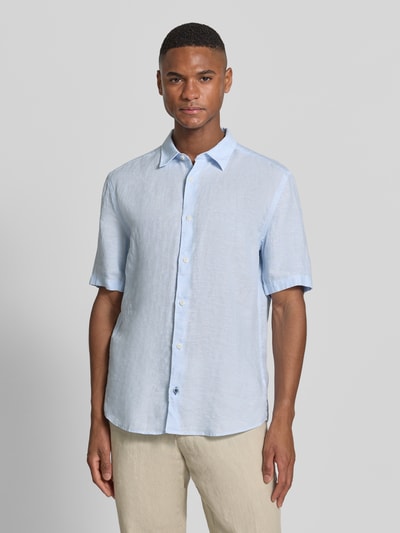 Męski model nosi Casual Fit Freizeithemd aus Leinen od OLYMP Level Five, jasnoniebieski, kołnierzyk typu kent, listwa guzikowa, len, długość tyłu w rozmiarze M 76 cm, szerokość ramion w rozmiarze M 48 cm, długość rękawów w rozmiarze M 28 cm, widok całej sylwetki z przodu