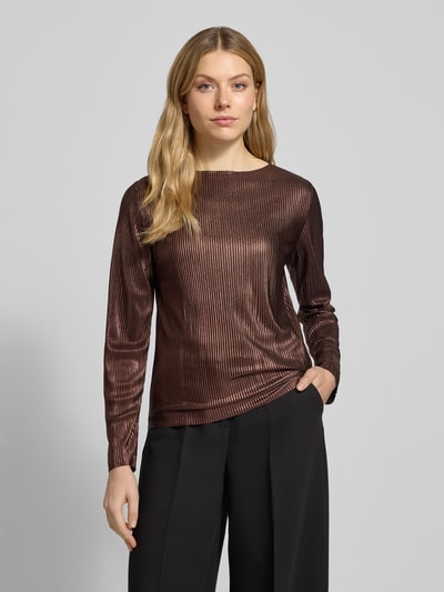Frauenmodel trägt Longsleeve mit Rippenstruktur von Zero in glänzender Optik, gerader Schnitt, U-Boot-Ausschnitt, Rückenlänge 58 cm, Ganzkörperansicht von vorne.