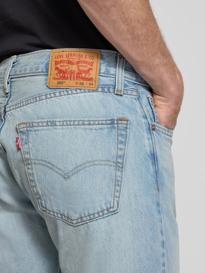 Männermodel trägt Relaxed Straight fit Jeans im Used-look model '555' van Levi's®, puur katoen, steekzakken, detailaufnahme rückansicht.