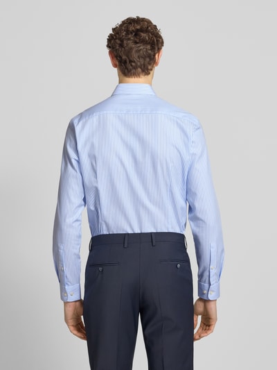 Mannelijk model draagt Slim Fit Business-Hemd met Kentkragen van Jake*s, puur katoen, slim fit, knoopsluiting, ruglengte maat 39/40 78 cm, schouderbreedte 48 cm, mouwlengte 65 cm; lichte blauw-witte streep, glad oppervlak, rechte lijnen, zakelijk overhemdlook. Ganzkörperansicht Rückansicht.