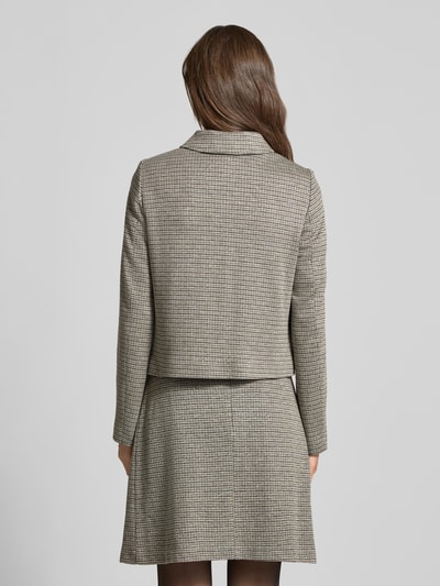 Frauenmodel trägt Slim Fit Blazer mit Pattentaschen von MORE & MORE, Material-Mix mit Viskose-Anteil, Rückenansicht, Ganzkörperansicht Rückansicht.