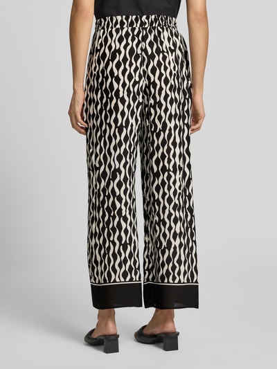 Vrouwenmodel draagt Relaxed fit culotte uit pure viscose model 'Marou motion' van OPUS in zwart-wit met golvend patroon, volledige lichaamsopname achteraan, Dames culotte