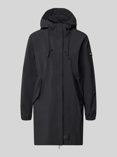 Produktfoto, Parka mit Label-Patches Modell 'AMETI' von khujo in Schwarz, prosta forma, kaptur, tekstura gładka, kryty zamek, boczne kieszenie z patkami, elastyczne zakończenia rękawów, długość tyłu w rozmiarze S: 81 cm, szerokość ramion w rozmiarze S: 46 cm, szerokość w biuście w rozmiarze S: 50 cm, długość rękawa w rozmiarze S: 55 cm