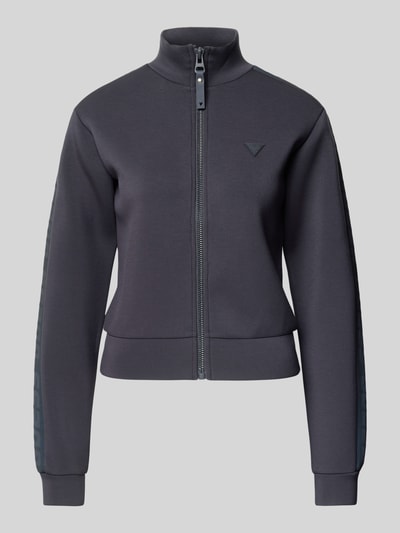 Produktfoto, Regular Fit Sweatjacke aus Viskose-Mix von Guess Activewear in Dunkelgrau, Stehkragen, Reißverschluss, Logo-Applikation, elastische Abschlüsse