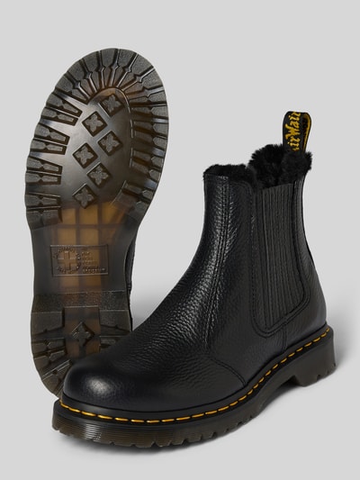 Productfoto, zwarte chelsea boots van echt leer Model 'Leonore II' van Dr. Martens, afgeronde vorm, elastische inzet, binnenvoering in bontlook, geprofileerde zool, hakhoogte maat 40: 4 cm, schachthoogte: 14 cm, schachtbreedte: 10 cm