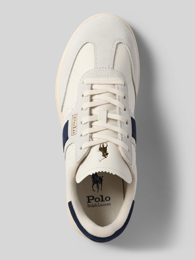 Produktfoto, Sneaker met veter sluiting van Polo Ralph Lauren, wit leer met afgeronde neus, labeldetail, gestructureerde zool, bovenaanzicht, hakhoogte 5 cm, schachthoogte 6 cm, schachtbreedte 6 cm.