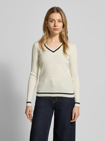 Vrouwenmodel draagt Slim Fit Longsleeve in Strick-Optik van Christian Berg Woman, katoenmix, v-hals, fijne structuur, wit met donkerblauwe details, volledige lichaamsvoorzijde.