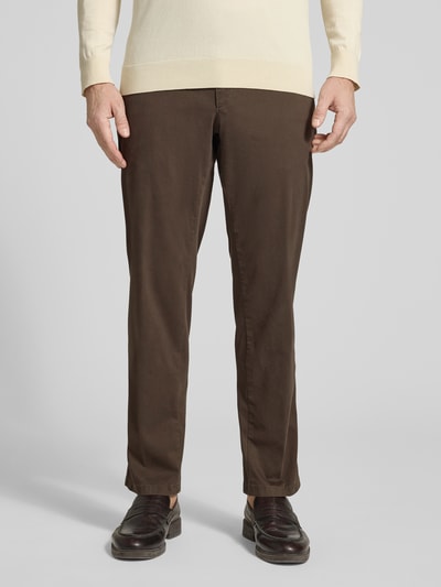 Männermodel trägt braune Straight Fit Stoffhose mit Lyocell-Anteil Modell 'Everest' von Brax, elastischer Baumwoll-Mix, Ganzkörperansicht von vorne.