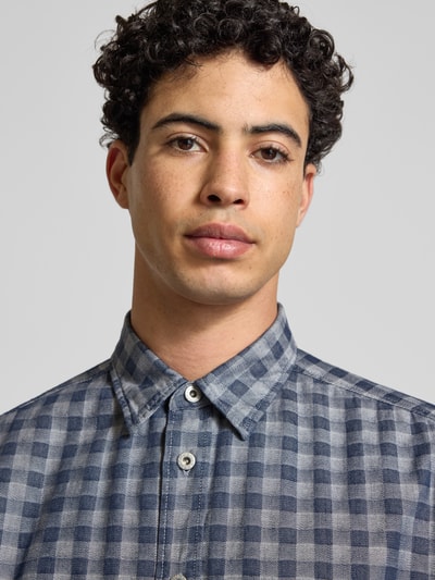 Männermodel draagt Regular Fit Vrijetijdsoverhemd uit puur katoen Model 'EBALTO' van Hugo Blue met all-over geruit motief, Nahaufnahme Oberkörper.
