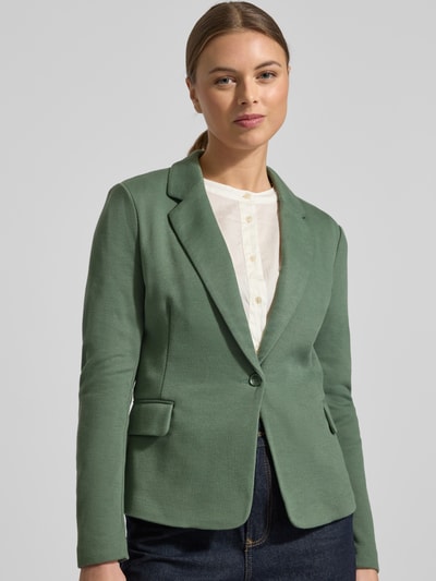 Frauenmodel trägt Regular Fit Kurzblazer mit Baumwoll-Anteil Modell 'JULIA' von Vero Moda, Optik: Unifarben, Piqué, Nahaufnahme Oberkörper.