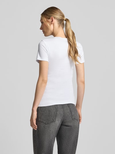 Frauenmodel trägt Slim Fit T-Shirt aus elastycznego bawełnianego mixu von MORE prążkowane, okrągły dekolt, krój z krótkim rękawem, długość tyłu w rozmiarze 36: 57 cm, widok całej sylwetki z tyłu