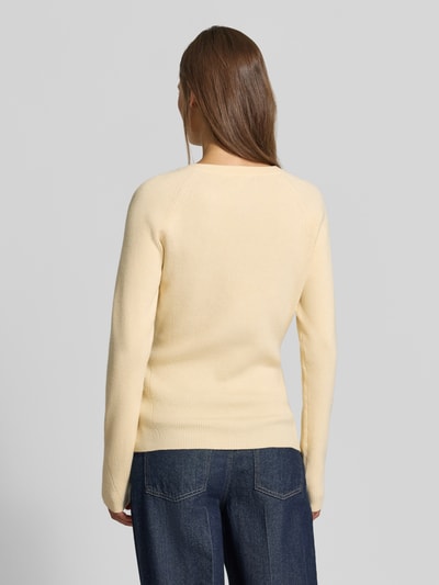 Frauenmodel trägt Slim Fit Longsleeve aus Strick-Optik von MYON, kremowy kolor, okrągły dekolt, dł. tyłu 60 cm, długość rękawów 66 cm, Listwa guzikowa, Ganzkörperansicht Rückansicht.